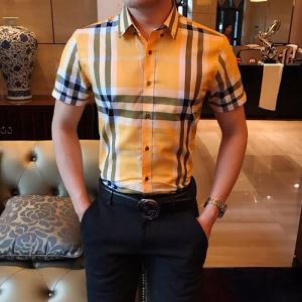 Thương hiệu nổi tiếng. Chiếc áo Burberry Burberry đa năng để thưởng thức mặc quần áo trong bộ sưu tập mùa xuân / mùa hè năm 2020