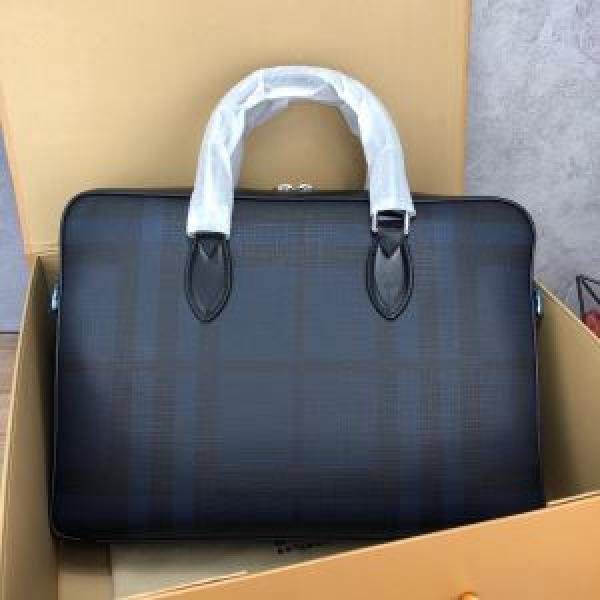 Túi xách Burberry phong cách Burberry không bỏ lỡ các mặt hàng được đề xuất