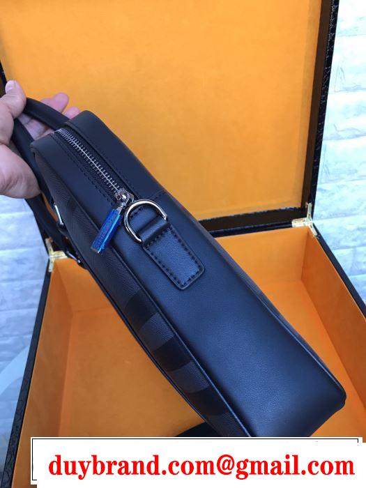 コーデの完成度を高める ハンドバッグ  この時期の一番人気は バーバリー BURBERRY