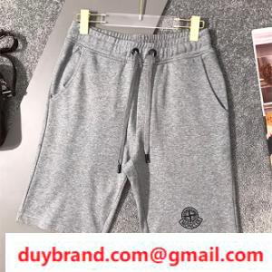 Quần short Moncler Moncler có thể dễ dàng mặc trong nhiều cảnh khác nhau trong mùa hè