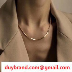 Một chiếc vòng cổ Celine Celine điên rồ một cảm giác sang trọng phong cách miễn phí và thanh lịch