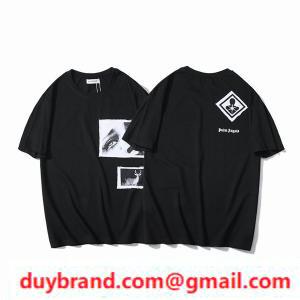 Thời trang mới mẻ t -shirts trong các góc giữa mùa hè