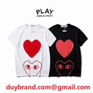 Comme des garcons logo thương hiệu t -shirt với một bản in mặt trước đặc trưng