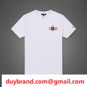 Vật liệu này là 100 % cotton và kết cấu nổi bật về phía trước bên trái ngực đơn giản đơn giản chất lượng cao thêu Tommy Hilfiger logo