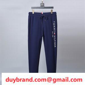 Một logo đơn giản có sự hiện diện trên quần Tommy Hilfiger Tommy Hilfiger
