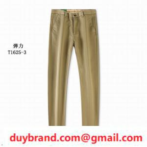 Nó cung cấp độ dày vừa phải và kết cấu mềm với logo Tommy Hilfigar.