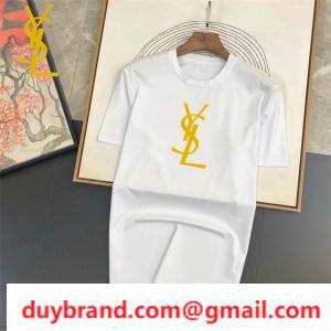 Logo YSL được xử lý ở trung tâm và sự cân bằng tổng thể của toàn bộ tay áo ngắn Saint Laurent