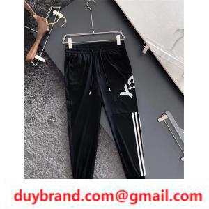 Wai Three Y-3 Sweat Quần thu hút lớn nhất là nó phù hợp với giày thể thao.