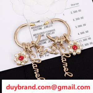Ch ◎ NEL thương hiệu xuyên thủng nữ hoa với hoa quanh mặt ✿ đã tạo ra một biểu cảm hấp dẫn