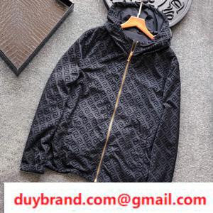 Versace Versace Áo khoác nam lưng và lưng mặc một cảm giác thanh lịch tốt.