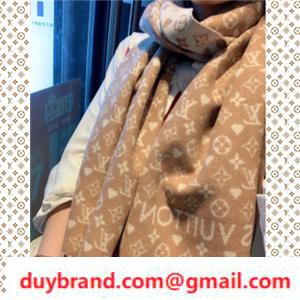 khăn quàng Louis Vuitton nằm t...