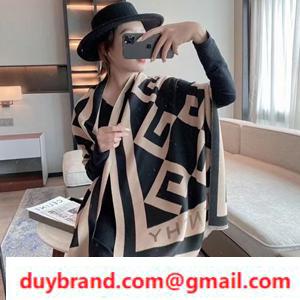 Với một thành công lớn, Givenchy Givenchy Muffler nhận ra một sự ấm áp xuất sắc, thoải mái khi mặc