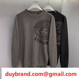 Áo len Versace Versace ở một đoạn đường dài