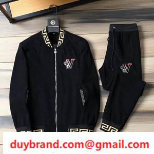 Giới thiệu một cái mới mà tôi đã yêu từ cái nhìn đầu tiên Versace Versace Sweat lý tưởng để đi ra ngoài vào mùa thu