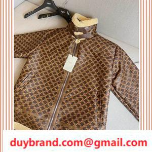 Chức năng áo khoác Celine Celine Torionf và tài sản thực tế trong một thiết kế vững chắc với bầu không khí đô thị
