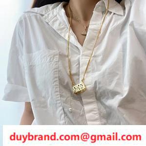 Vòng cổ mặt dây chuyền Celine Một loạt các tọa độ của người lớn sang trọng.