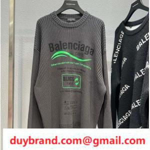 Balenciaga phối hợp tốt từ áo len Balenciaga giản dị đến đường phố