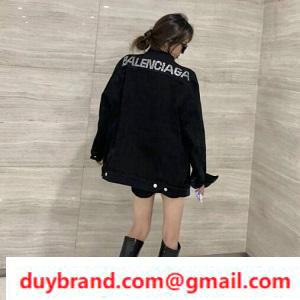 Balenciaga Balenciaga đầy những chiếc áo khoác chải lưng thời trang.