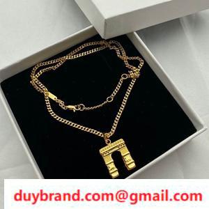 Celine Celine Trion fnecklace có sẵn với một thiết kế thanh lịch.