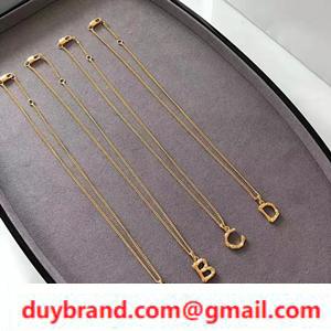 Mô hình xuất hiện đường băng Celine Alphabet Celick Ngực màu bình tĩnh trong một thứ xa xỉ