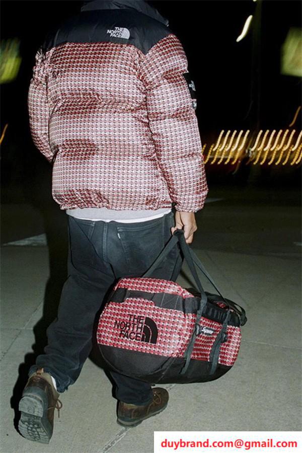 SUPREME ダウンジャケット 偽物