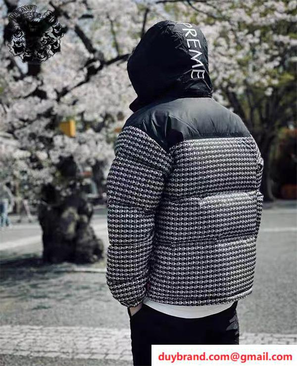 SUPREME ダウンジャケット 偽物