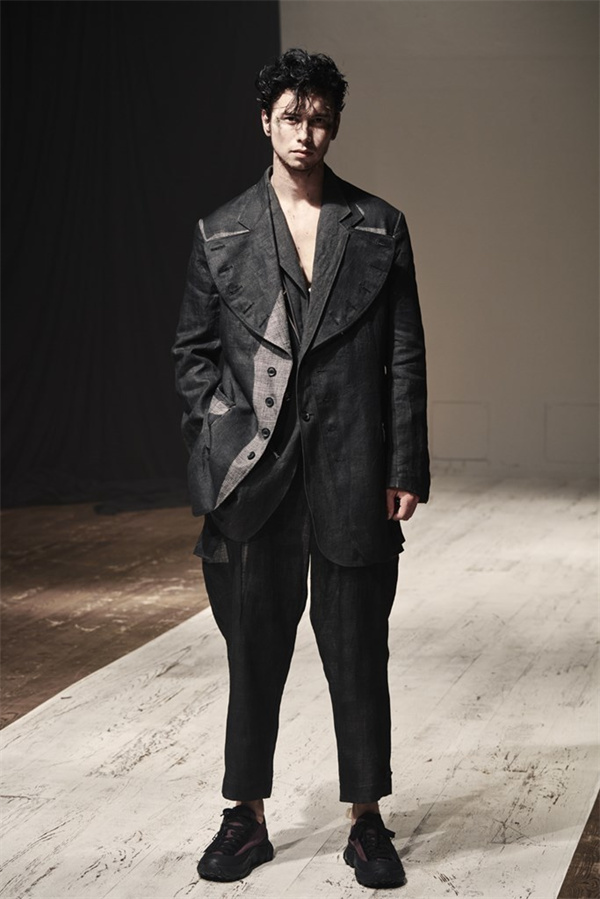 phoi-do-all-black-Yohji-Yamamoto-Mens-Spring-2022-collection-elle-man.jpg