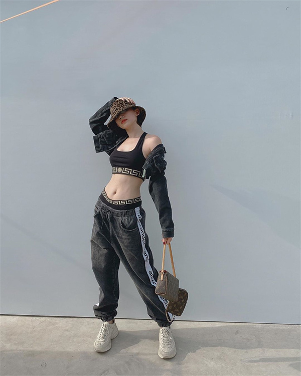 toctien1305-mac-ao-croptop-phong-cach-thoi-trang-streetwear.jpg