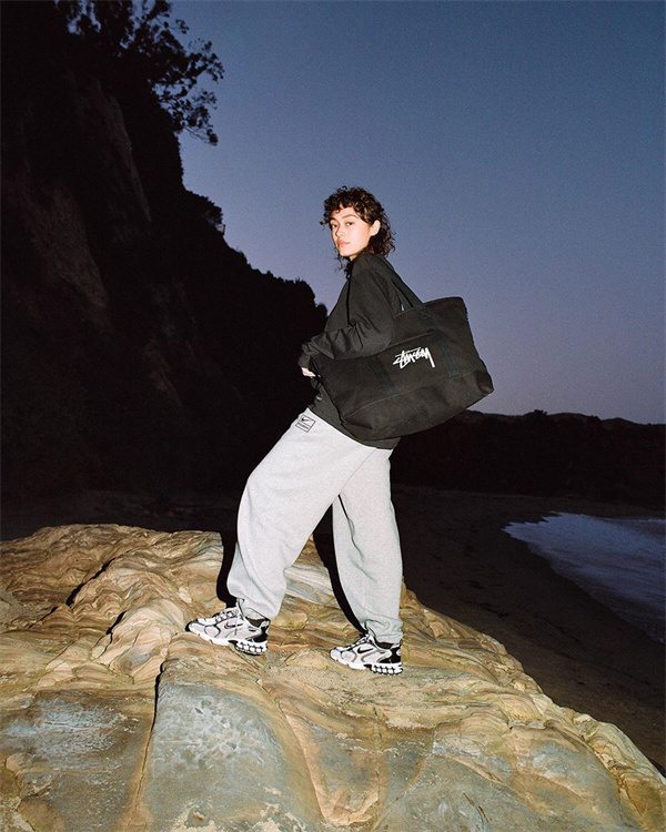 co-gai-deo-tui-stussy-phong-cach-thoi-trang-streetwear.jpg