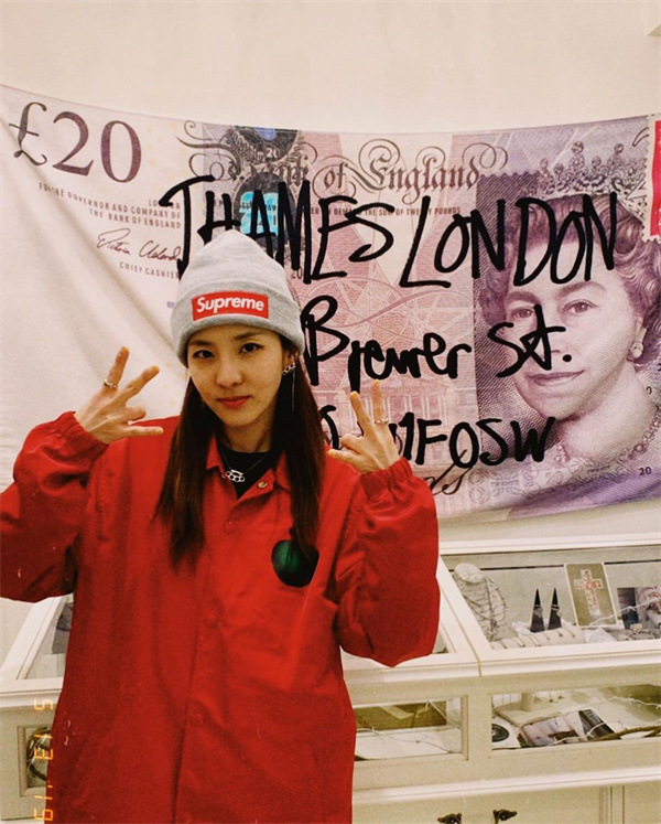 sandara-park-doi-mu-supreme-phong-cach-thoi-trang-streetwear.jpg