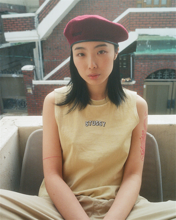 nguoi-mau-mac-ao-stussy-phong-cach-thoi-trang-streetwear.jpg