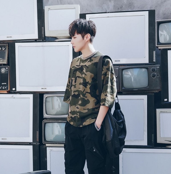 Áo phông rằn ri kết hợp cùng quần đen cool ngầu cá tính 