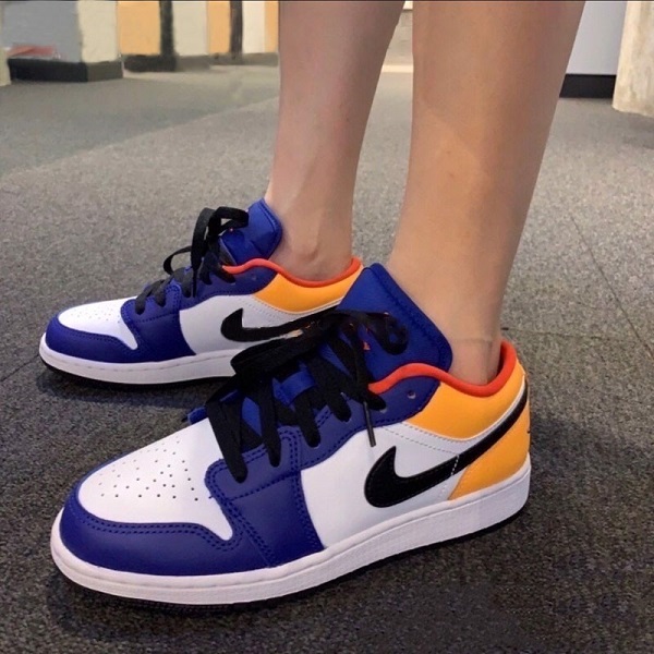 Với tone màu “hoàng gia” Jordan 1 Low Royal Yellow luôn nổi bật ở bất cứ đâu
